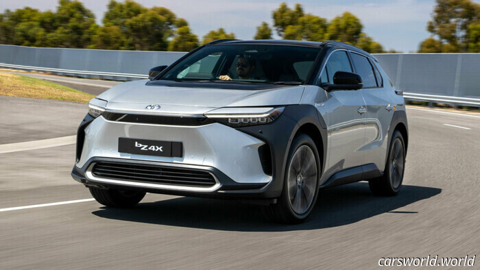 La desaceleración de los vehículos eléctricos acaba de hacer que Toyota cambie de opinión otra vez | Carscoops